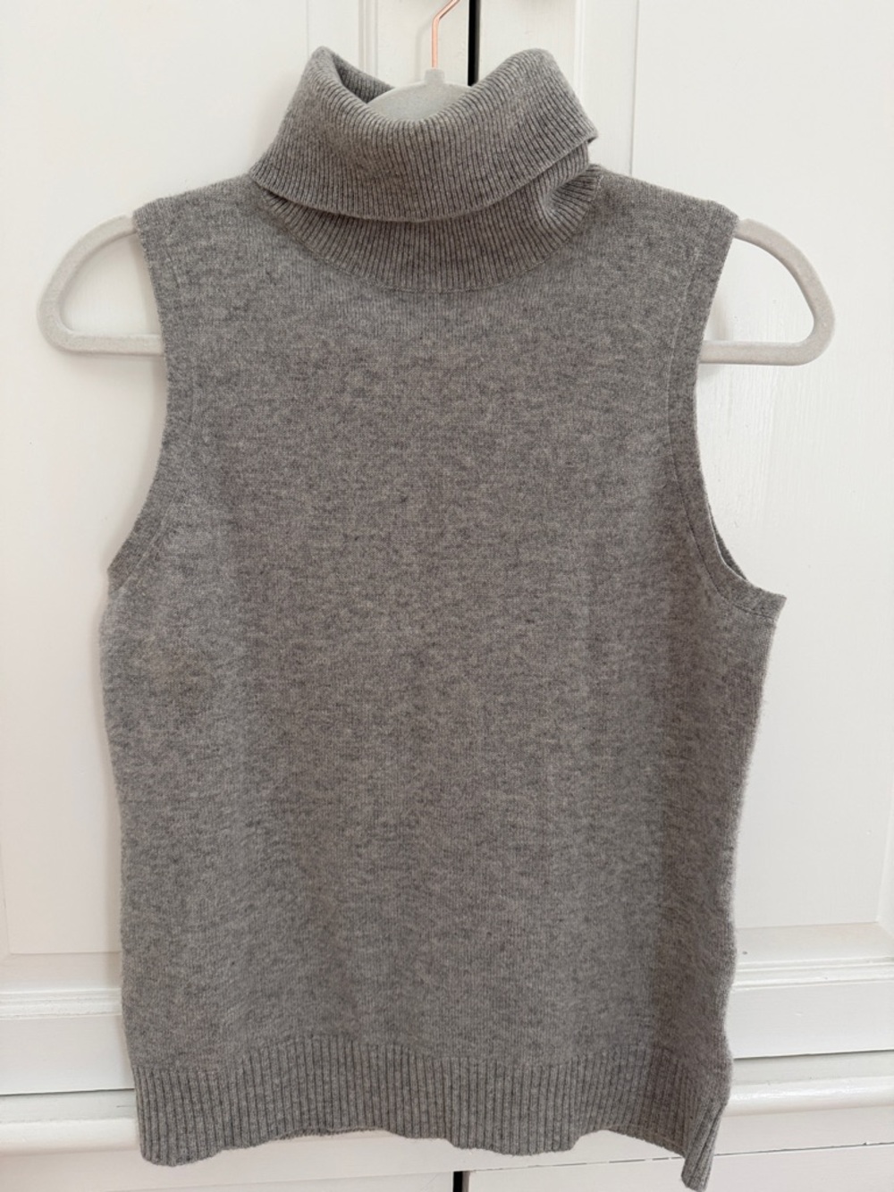 Sutton 100% Cashmere Sleeveless Turtleneck Gray Luxury Knit Top Soft Minimalist
